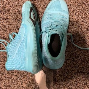kyrie 3’s woman’s 7.5